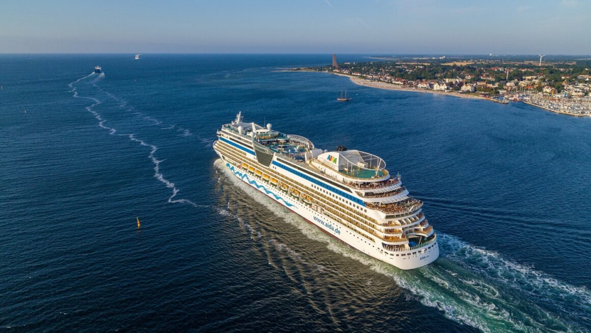 AIDAluna vor Kiel c AIDA Cruises