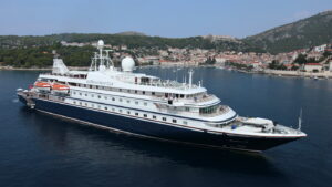 SeaDream II vor Hvar c SeaDream Yacht Club