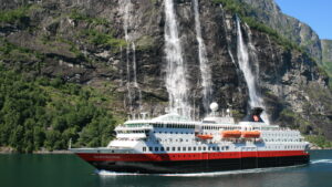 MS Nordnorge bei den Vier Schwestern c Hurtigruten