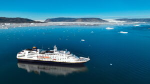 MS Hamburg im Eqip SermiaIce Fjord in Groenland c Plantours