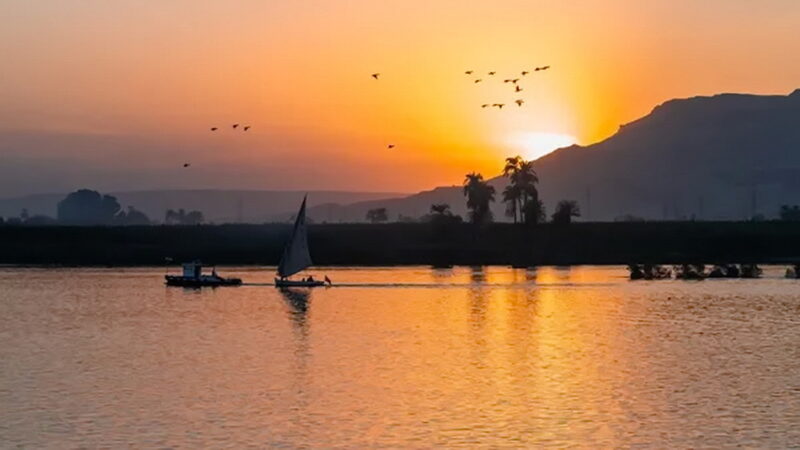 1AVista: Katalog „Flusskreuzfahrten & geführte Rundreisen 2026“ 7 Sonnenuntergang auf dem Nil c Viking