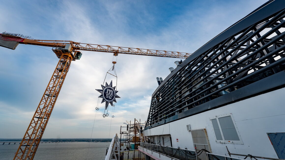 MSC World America Installation des MSC Cruises Logos c MSC Cruises
