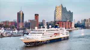 MS Hamburg bei der Ausfahrt aus Hamburg vor der Elbphilharmonie c Plantours