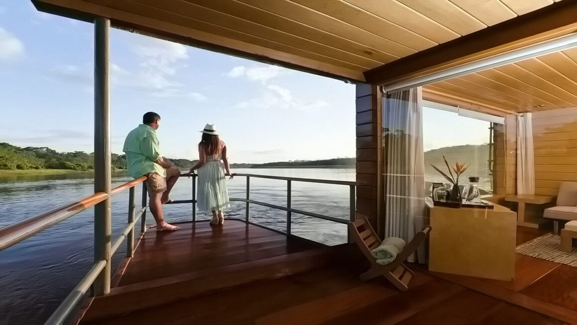 Deluxe Master Suite Delfin I c Delfin Amazon Cruises