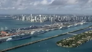 Zehn Kreuzfahrtschiffe in Miai c PortMiami.jpg