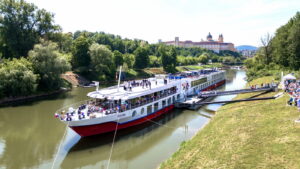 Celina bei der Taufe vor Stift Melk c nicko cruises