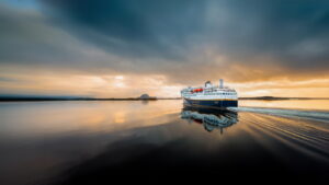 Havila Capella in der Mitternachtssonne c Havila Voyages Martin Giskegjerde Oclin