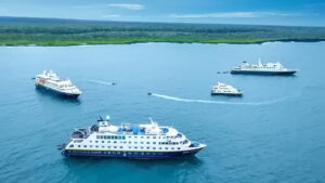 Schiffe von Lindblad in Galapagos c Lindblad