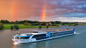 VIVA One mit Regenbogen c VIVA Cruises