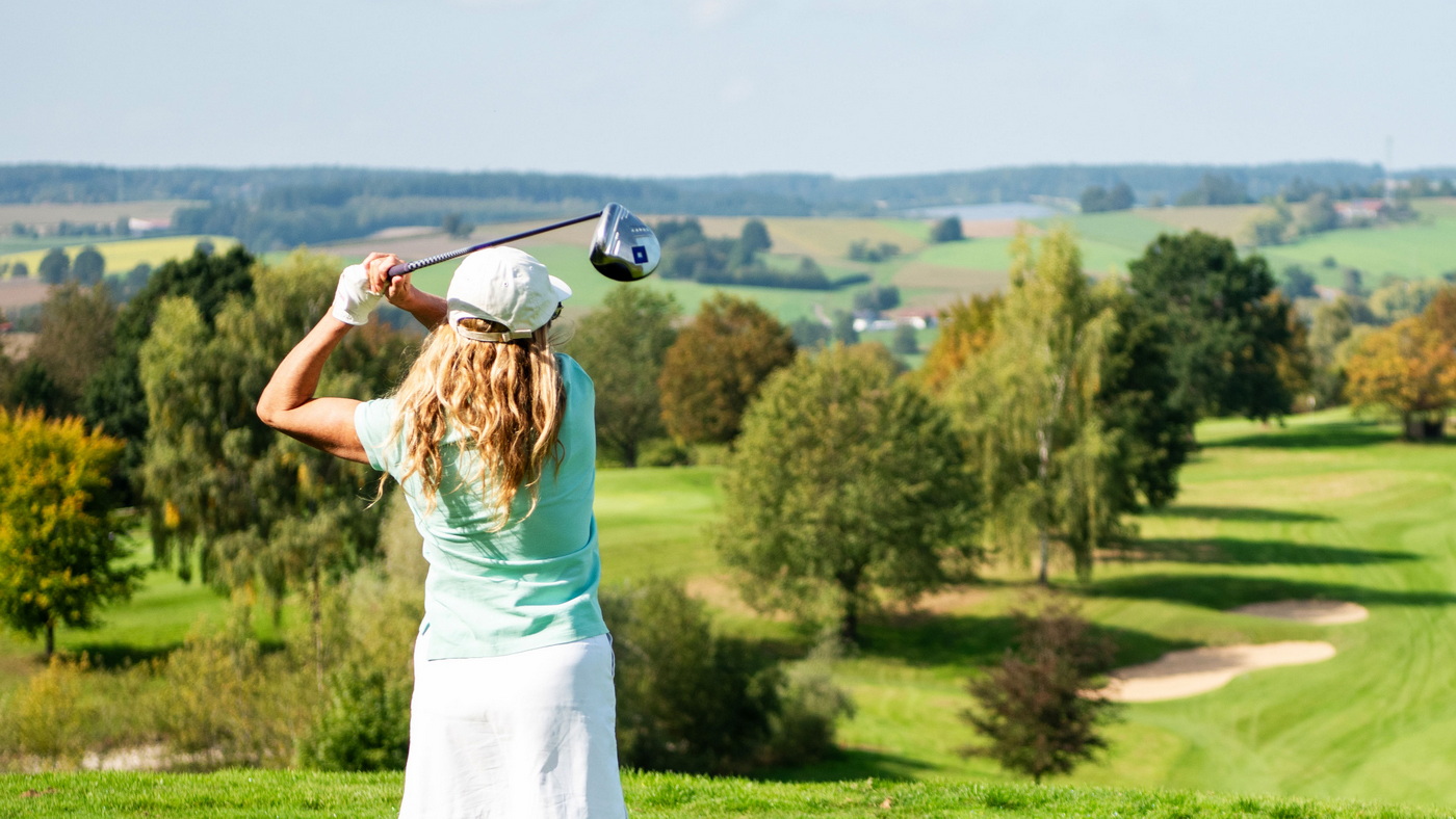 Mit-Excellence-Golf-Cruises-auf-dem-Fluss-von-Green-zu-Green