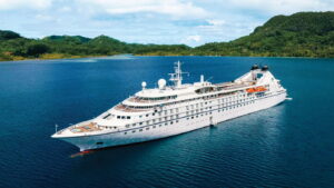 Star Breeze vor Huahine c Windstar Cruises