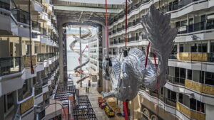 MSC World Asia Der Drache auf der World Promenade c MSC Cruises