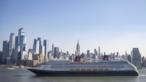 Schiff von Disney Cruise Line vor New York c Disney