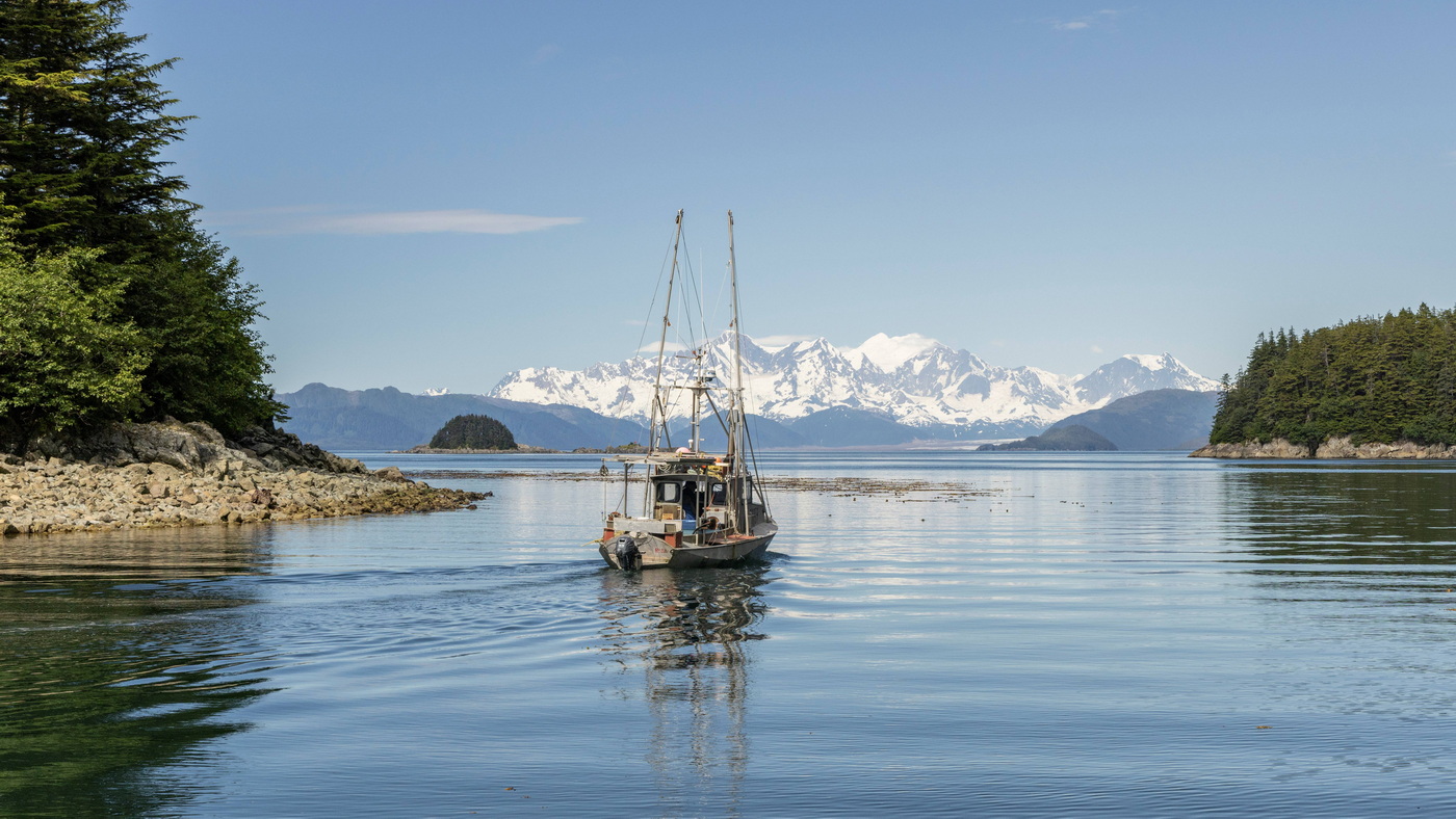 HX Expeditions: 26 neue Expeditions-Seereisen 2028/29 8 Fischerboot vor Elfin Cove in Alaska c HX Expeditions Ted Gatlin