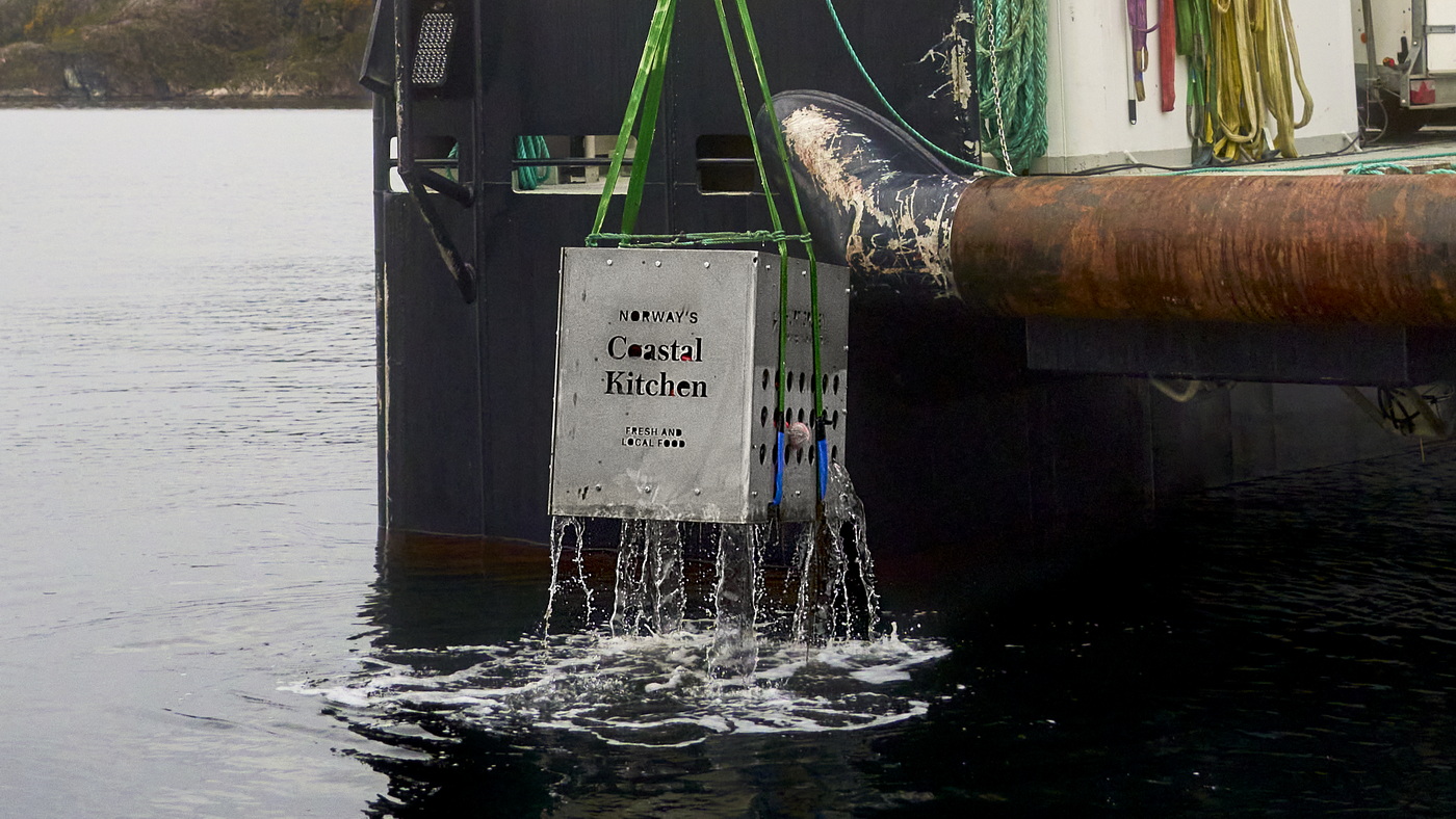 Hurtigruten: Experiment mit arktisch gereiftem Barolo 6 Hebung des ersten Arctic Barolo c Hurtigruten Max Emanuelson