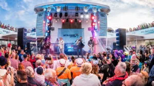 Mein Schiff 2 wird zur Festivalbuehne c Kay Uwe Fischer
