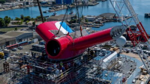 Neuer Schornstein fuer die Carnival Freedom c Carnival Cruise Line