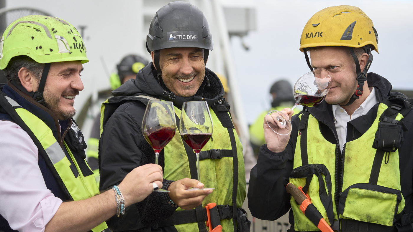 Hurtigruten: Experiment mit arktisch gereiftem Barolo 7 Tani Gurra Enrico Rivetto and Henrik Jahlsen verkosten die ersten Flaschen des Arctic Barolo c Hurtigruten Max Emanuelson