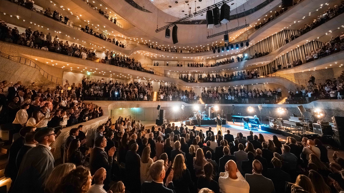 Charity-Konzert AIDA & Friends für bessere Bildungschancen weltweit 6 AIDA Friends Mark Forster c JonasDiener AIDA Cruises