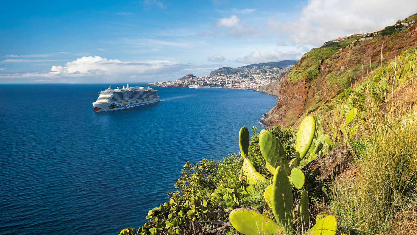 AIDA Cruises: Die Reisen im Winter 2028/29 auf sechs Kontinente 7 AIDAcosma auf den Kanarischen Inseln c AIDA Cruises
